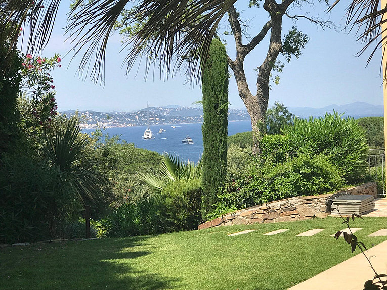 Althoff Belrose Villa Rental in St. Tropez Beau Rivage Garten mit Meerblick im Sommer