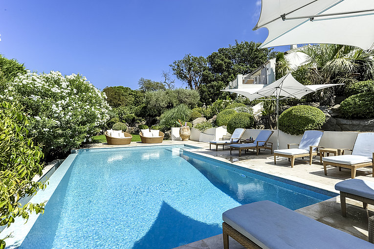 Althoff Belrose Villa Rental in St. Tropez Haute Vue Pool und Garten mit Meerblick im Sommer