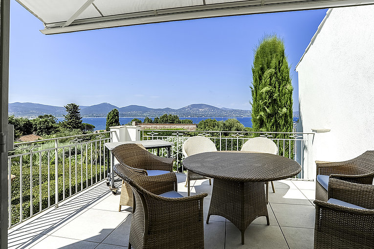 Althoff Villa Belrose in St. Tropez Terrasse mit Tisch und Stühlen mit Meerblick im Sommer