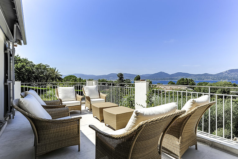 Althoff Villa Belrose in St. Tropez Terrasse mit Sitzmöbeln und Meerblick im Sommer