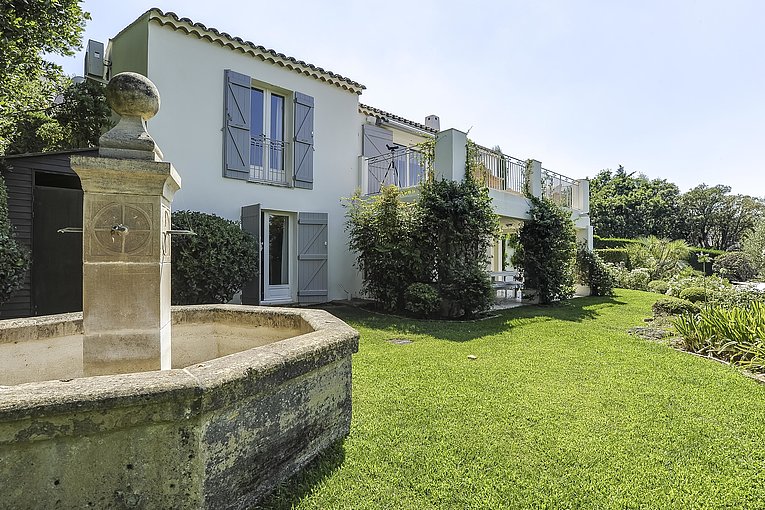 Althoff Villa Belrose in St. Tropez Garten mit Brunnen und Fassade im SOmmer