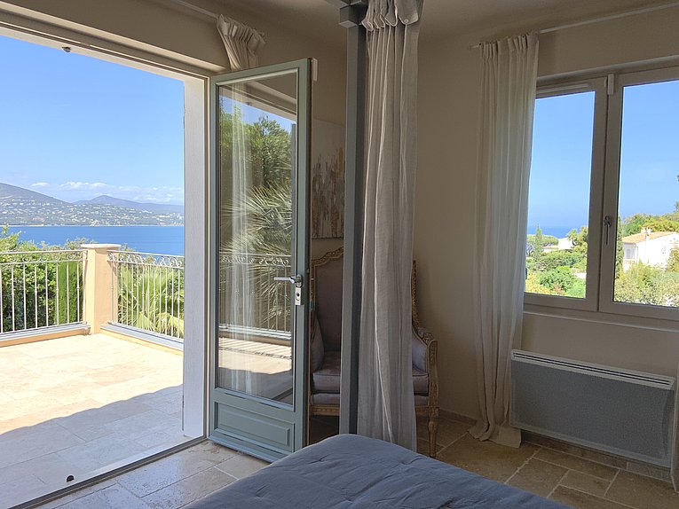 Althoff Belrose Villa Rental in St. Tropez Beau Rivage Zimmer mit Balkon mit Meerblick im Sommer