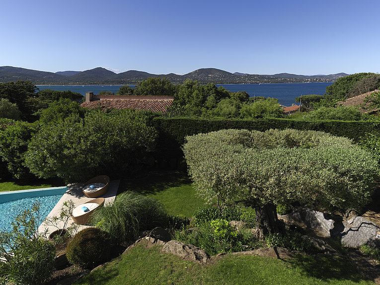 Althoff Villa Belrose in St. Tropez Pool und Garten mit Olivenbäumen im Sommer