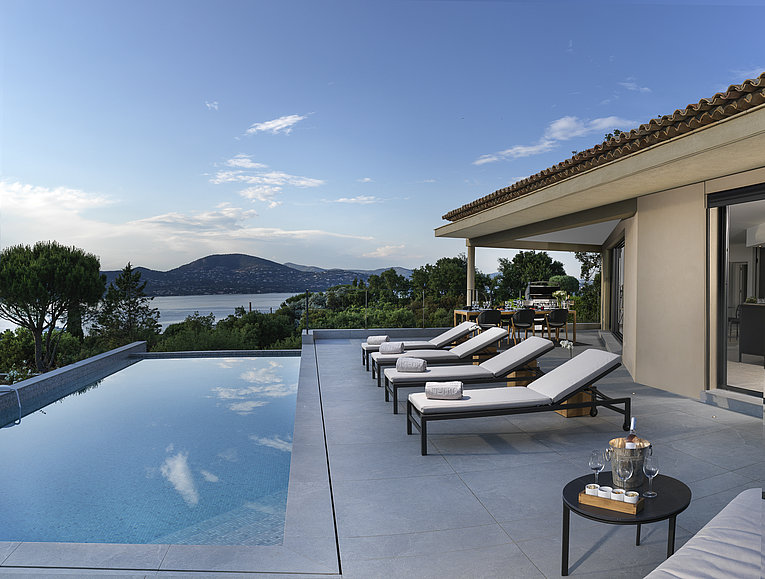 Althoff Villa Belrose in St. Tropez Côte d'Or Aussenansicht mit Pool und Liegen im Sommer