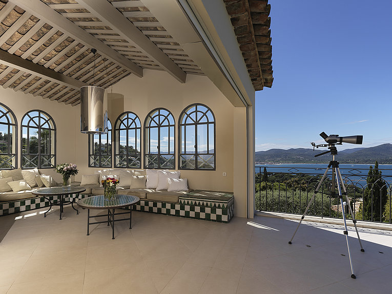 Althoff Belrose Villa Rental in St. Tropez Bellevue Terrasse mit Meerblick im Sommer