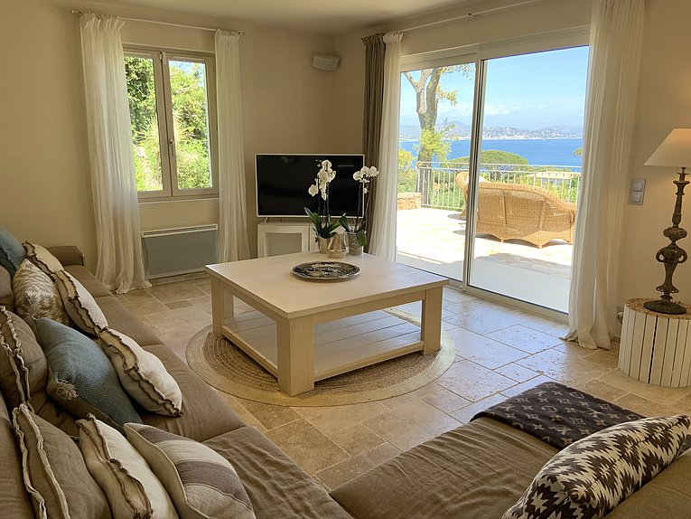 Althoff Belrose Villa Rental in St. Tropez Beau Rivage Sofa Area und Wohnzimmer mit Meerblick im Sommer