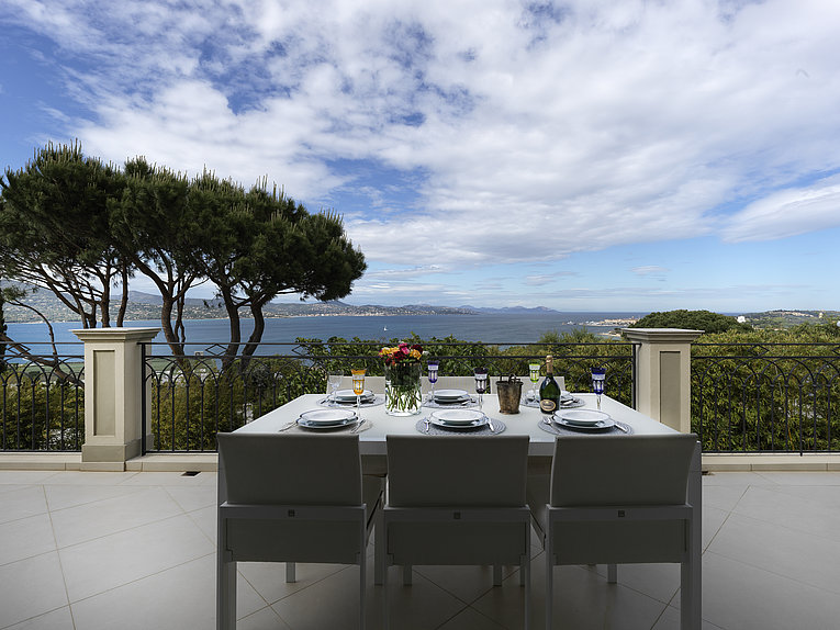 Althoff Belrose Villa Rental in St. Tropez Bellevue Terrasse gedeckter Tisch mit Meerblick im Sommer