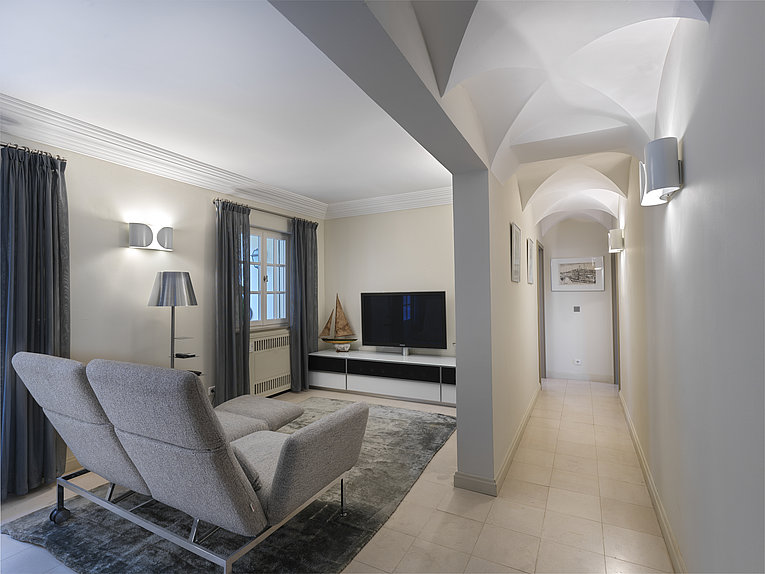 Althoff Belrose Villa Rental in St. Tropez Bellevue Fernseher Zimmer im Sommer mit Liegen