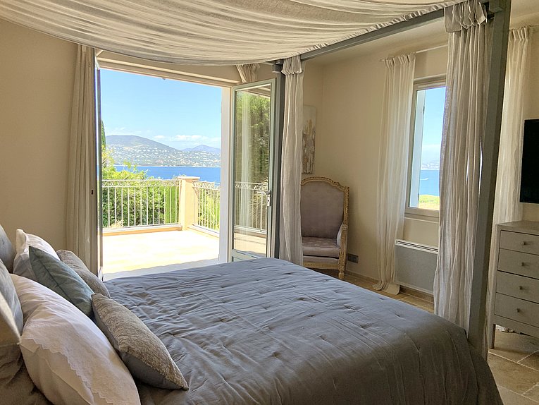 Althoff Belrose Villa Rental in St. Tropez Beau Rivage Master Schlafzimmer mit Meerblick im Sommer