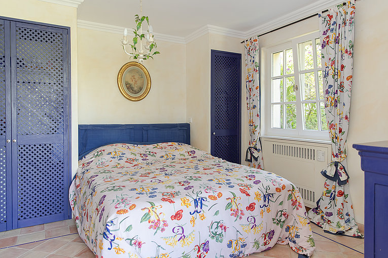 Althoff Belrose Villa Rental in St. Tropez Bellevue Schlafzimmer mit Blick in den Garten im Sommer