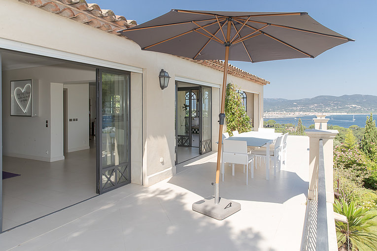 Althoff Belrose Villa Rental in St. Tropez Bellevue Terrasse mit Sonnenschirm mit Meerblick im Sommer