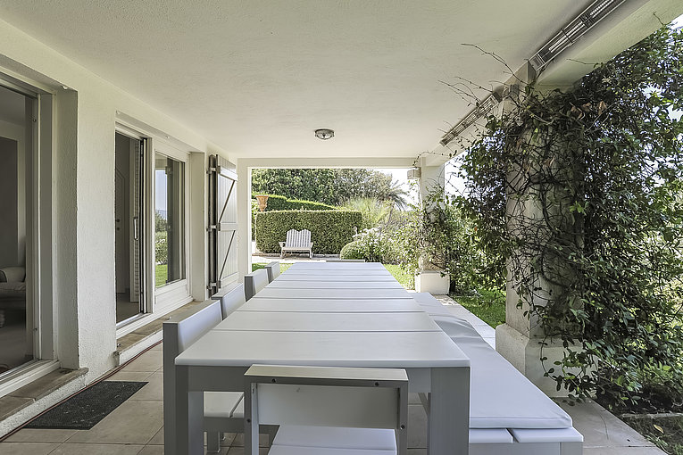Althoff Villa Belrose in St. Tropez Terrasse mit Tisch und Garten im Sommer