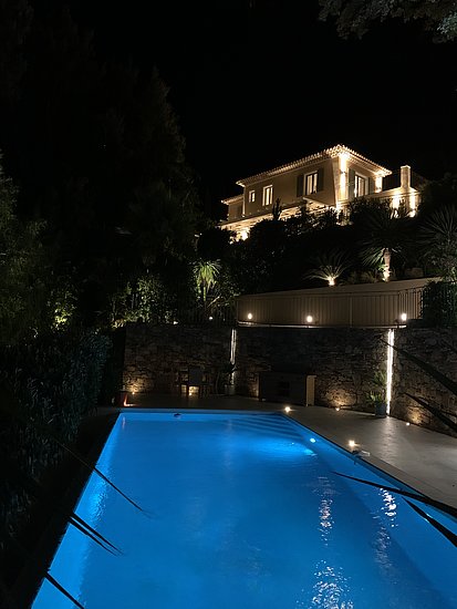 Althoff Belrose Villa Rental in St. Tropez Beau Rivage Aussenansicht Pool mit Fassade bei Nacht im Sommer