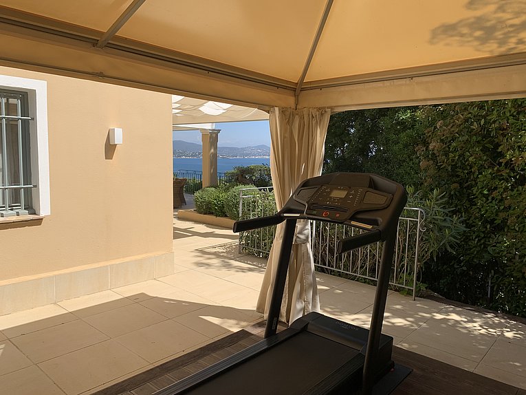 Althoff Belrose Villa Rental in St. Tropez Beau Rivage Laufband und Fitness mit Meerblick im Sommer