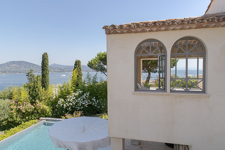 Althoff Belrose Villa Rental in St. Tropez Bellevue Aussenansicht Pool und Fassade mit Meerblick im Sommer