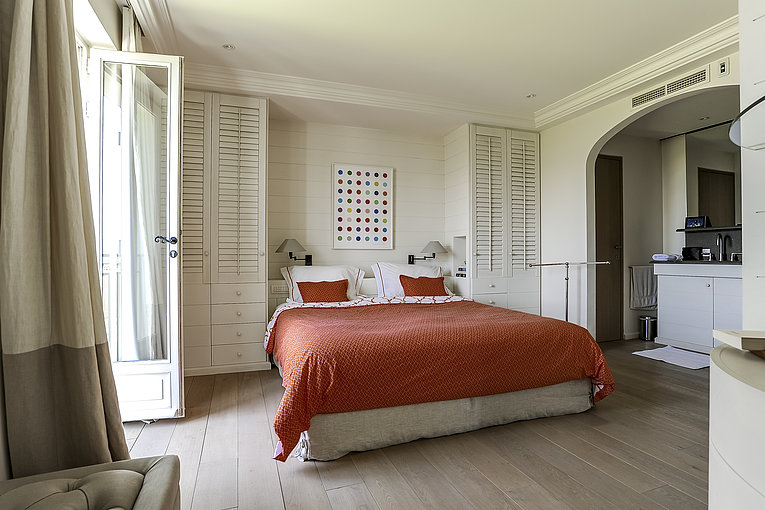 Althoff Villa Belrose in St. Tropez Schlafzimmer mit Blick in den Garten im Sommer