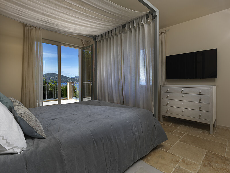 Althoff Belrose Villa Rental in St. Tropez Beau Rivage Schlafzimmer mit einem wunderschönen Blick im Sommer