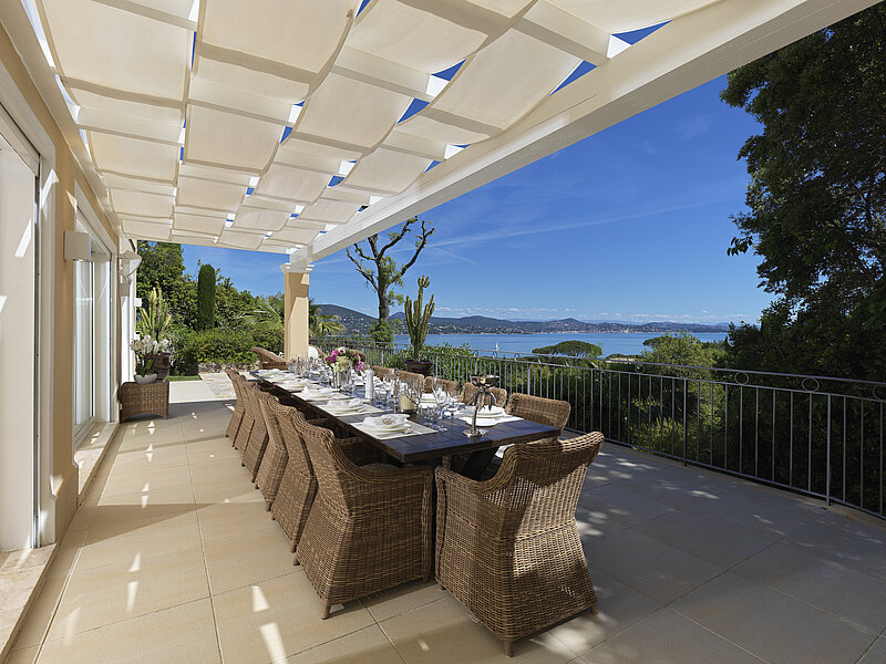 Althoff Belrose Villa Rental in St. Tropez Beau Rivage Terrasse mit gedecktem Tisch und Fitness im Sommer