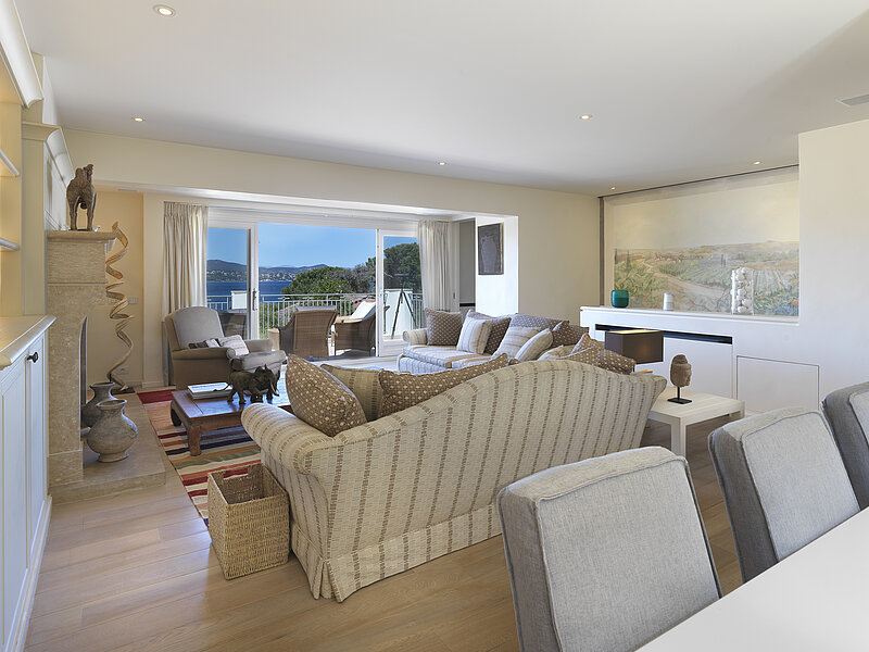 Althoff Villa Belrose in St. Tropez Salon Wohnzimmer mit Blick aufs Meer im Sommer